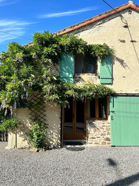 Rural cottage, sleeps 4 with garden and parking - Image 1