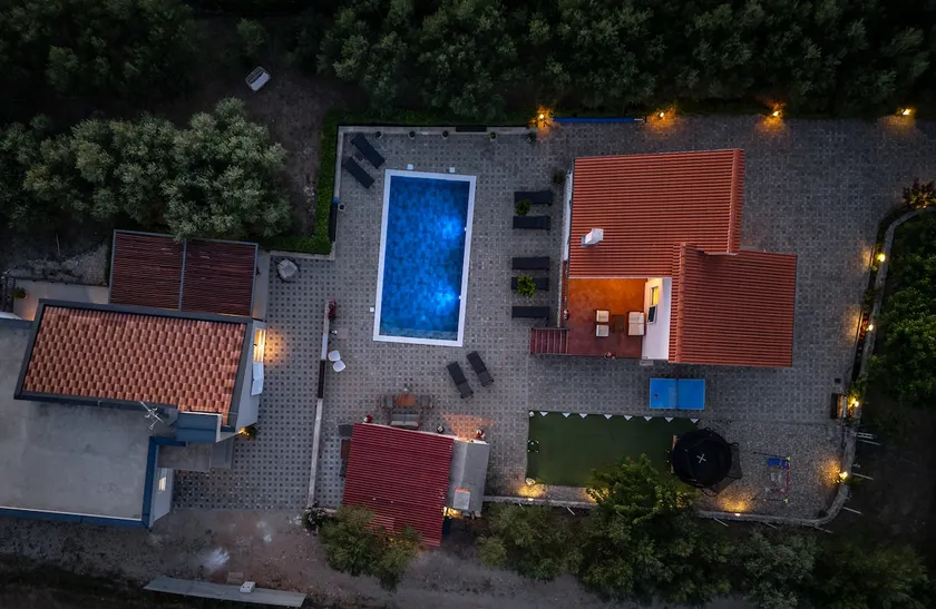 Relax by the heated salt pool,hot tub,olive trees - Image 1