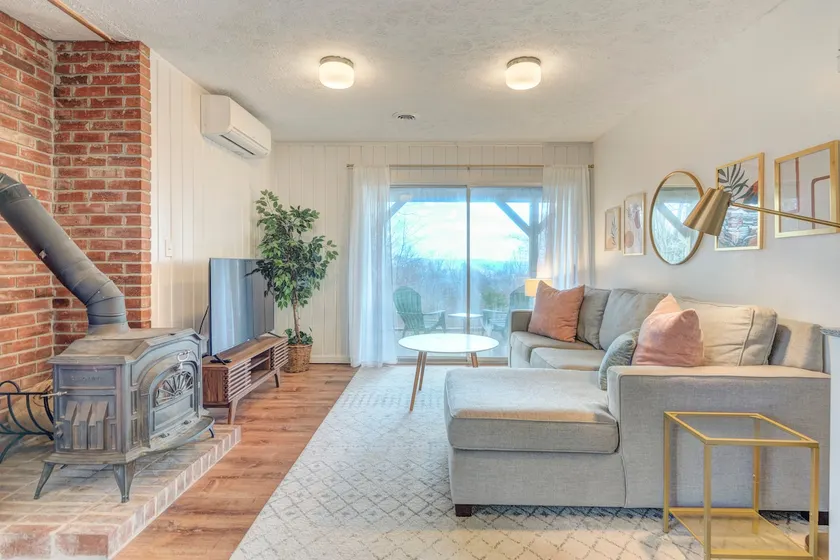 3 BR 12 Min to VT | Mtn Views | Firepit & Patio - Image 1