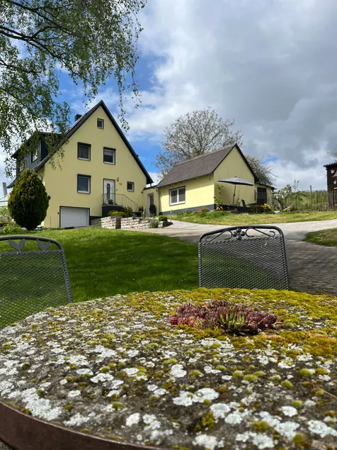 House Hutzelbuck in idyllic green location - Image 1
