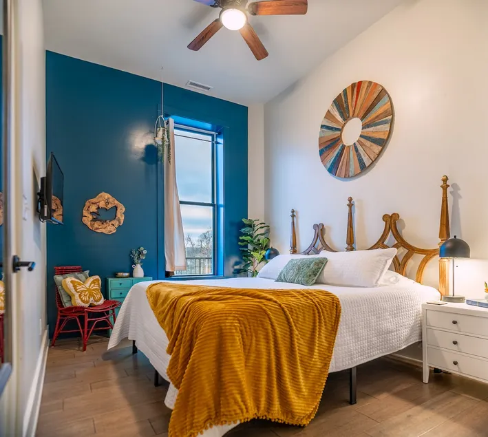 Stylish Getaway Close to Downtown: Rooftop Deck - Image 1