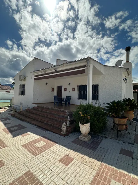 Independent villa in a rural residential area - Image 1