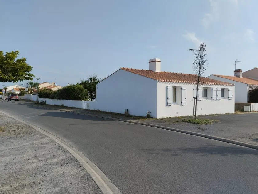 Typical family house on the island - Image 1
