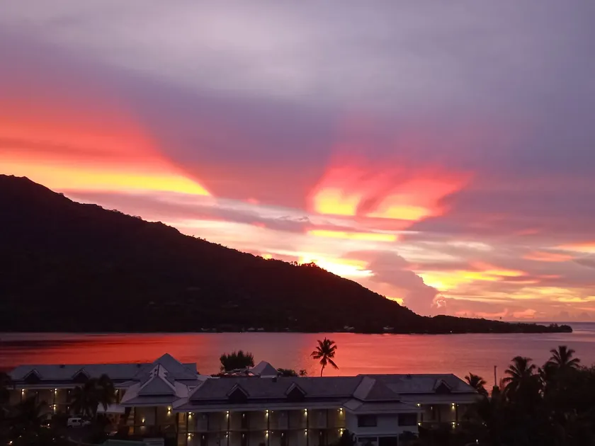 Bungalow Tropical Sunset, Baie de Cook, Moorea - Image 1
