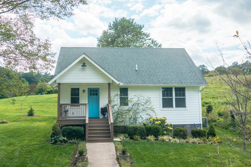 Little White Cottage - Image 1