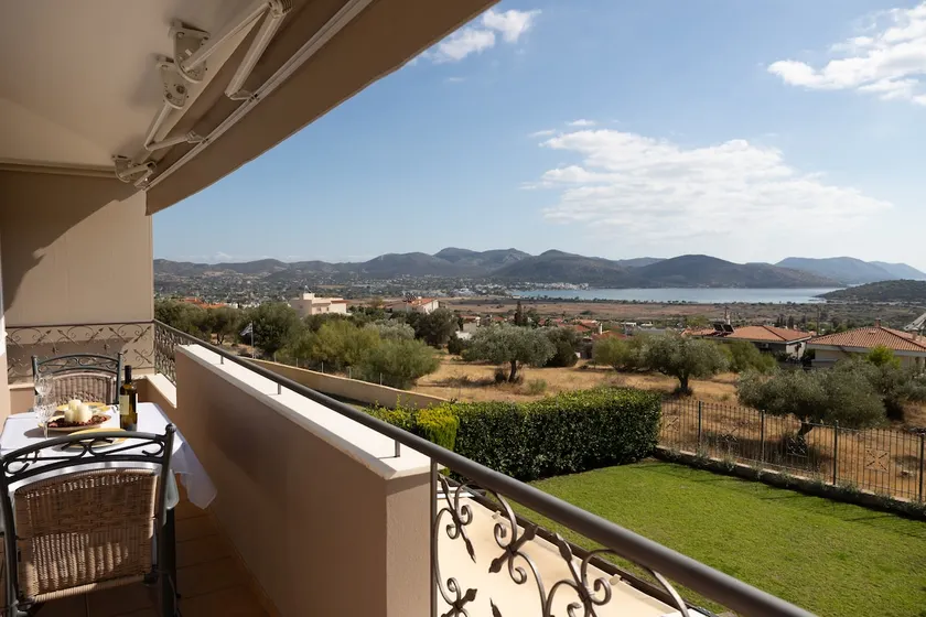 Nostalgia Seaview House - Image 1