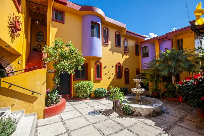 Central, spacious and charming suite with AC - Image 1