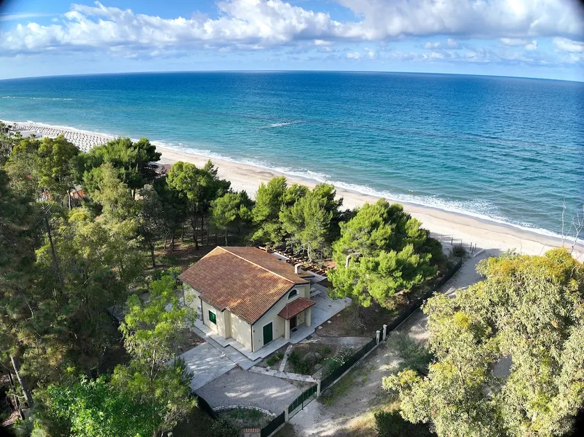 Beachfront villa with beach access - Image 1