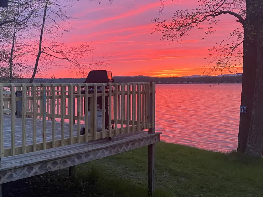 Million dollar views and privacy on Lake Champlain - Image 1