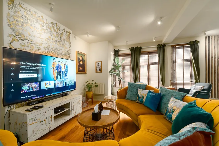 City Retreat, Spacious 4 Bed House, Games Room, Parking, Hot Tub & BBQ - Image 1