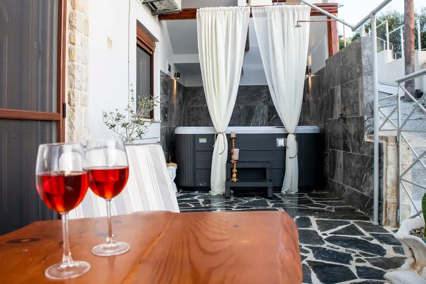 Kleopatra Deluxe Apartment with Jacuzzi - Image 1