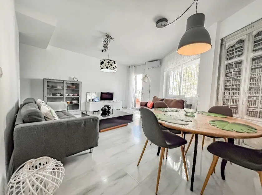 MAXIM'S!! Sunny, all outward-facing, garage included. - Image 1