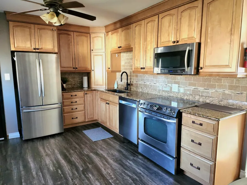 Spacious 4-BR Home with Pool Table & Jacuzzi Tub - Image 1