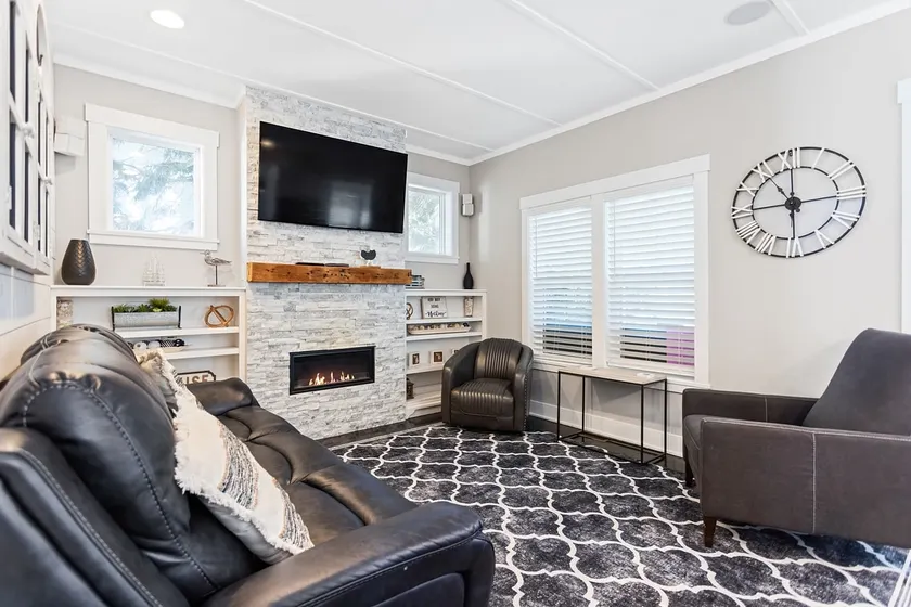 Luxury vacation cottage - walk to beach/downtown New Buffalo and pool! - Image 1