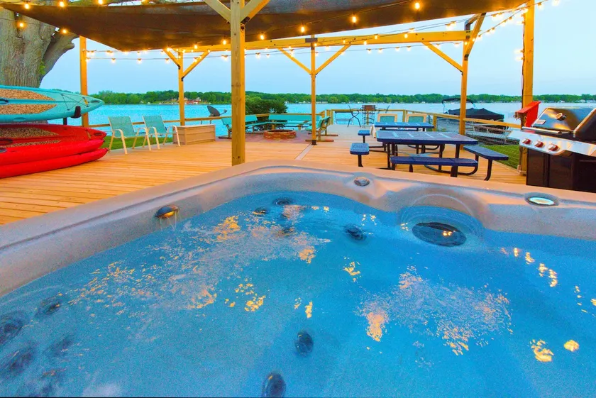 Lakefront Oasis-In town, walkable. Super clean - Image 1