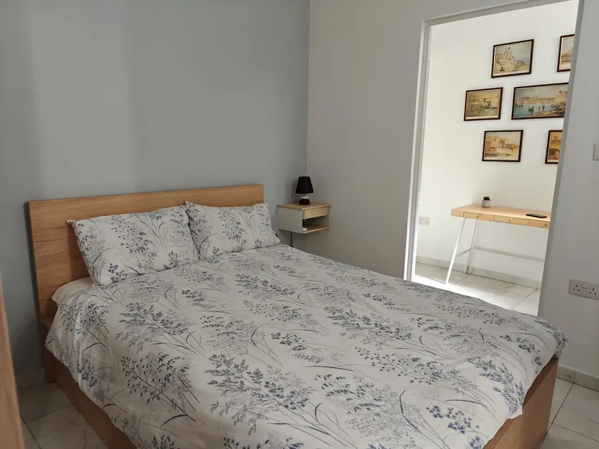 Central Cozy Stay with Classic Charm - Image 1
