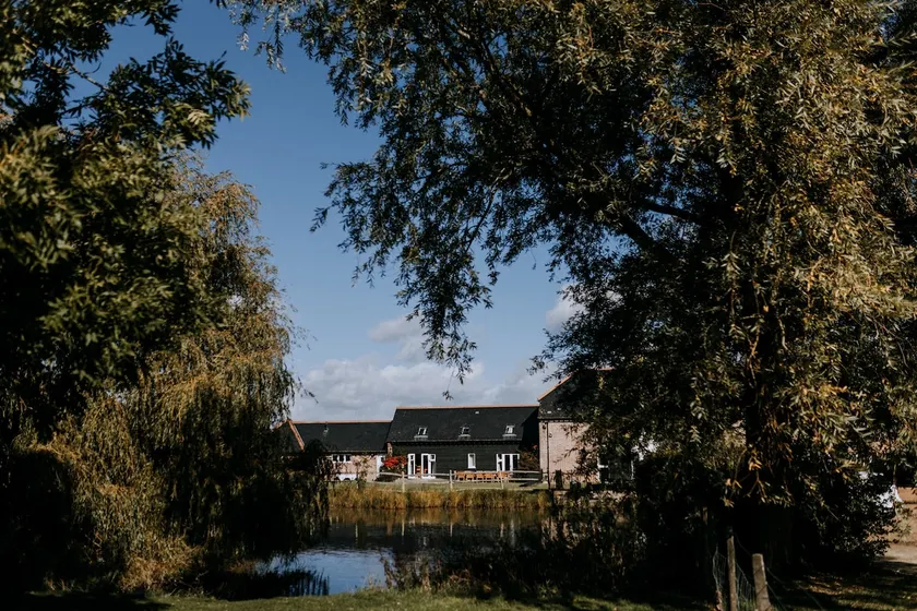 Beautiful converted barn cottage w/ country views - Image 1