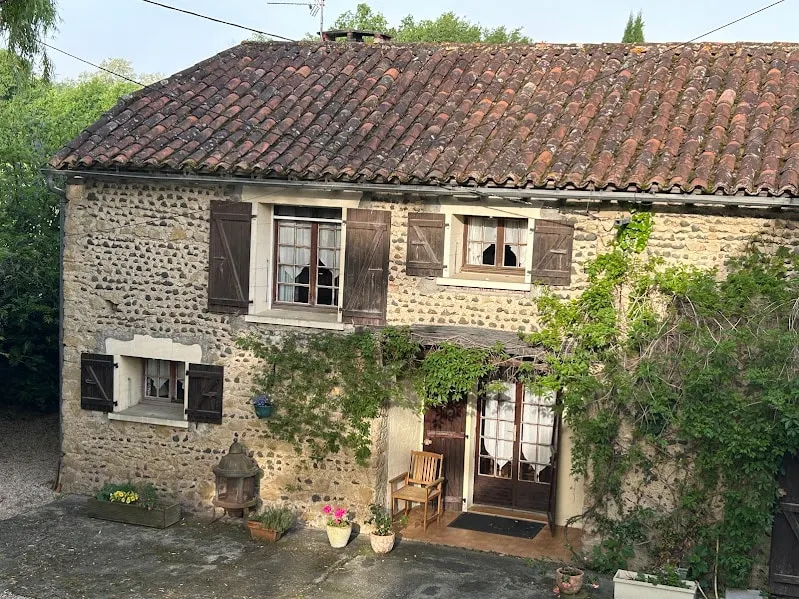 Beautiful well-equiped gite close to amenities - Image 1
