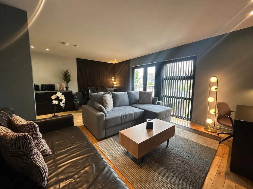 Chic Urban 2 Bedroom Apartments - Image 1