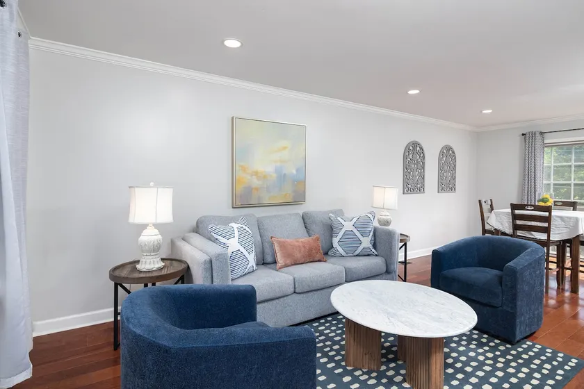 Oxford Square! Amazing Location! - Image 1