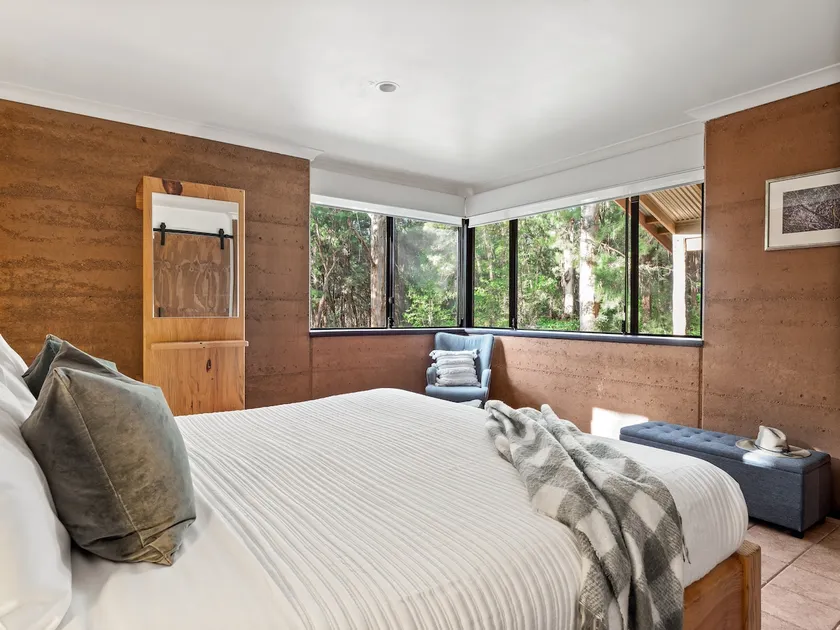 Private 1 Bedroom Forest Retreat with Spa - Image 1