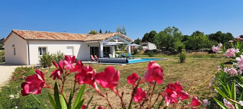 Smukke VILLA ARDECHE med fantastisk terrasse og pool med udsigt over vinmarkerne - Image 1
