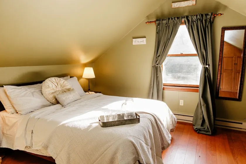 1 Bedroom Apartment With a Kitchenette on 28 Acres - Image 1