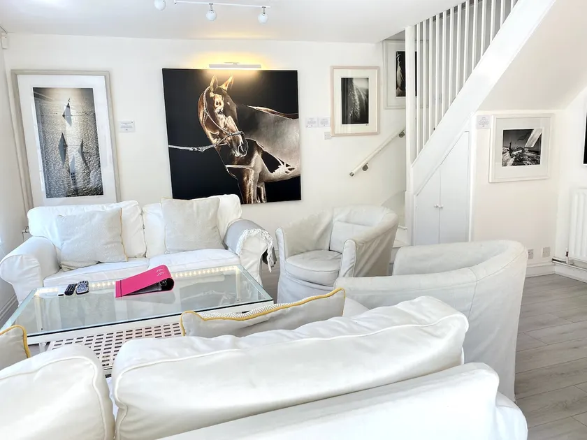 Designed Artists cottage retreat with Fibre WiFi - Image 1