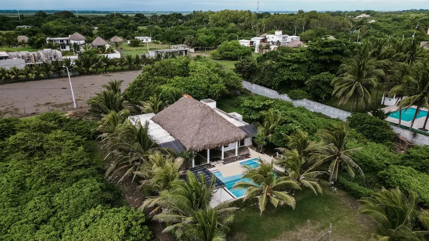 Front beach house Crystal Beach - Image 1