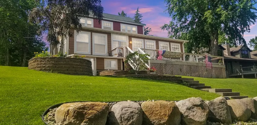 Large Family Lake Oasis with exquisite log furniture charm! - Image 1