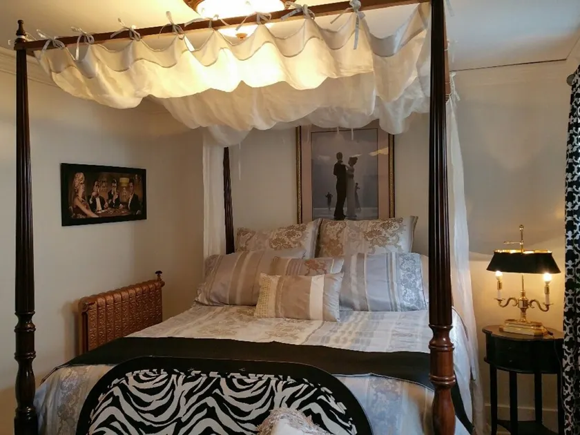 1930's Nostalgic Boutique Loft Canopy Beds - Image 1