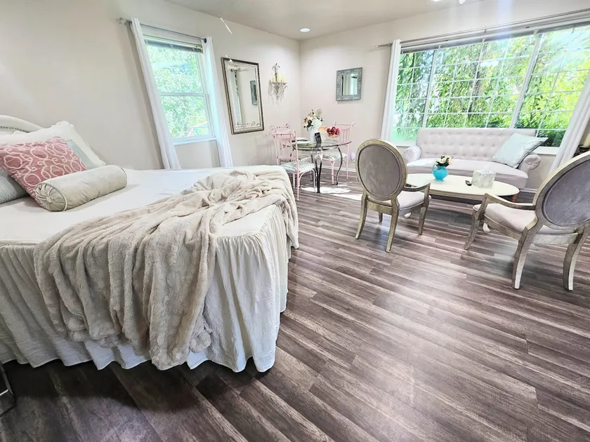 Lovely Cottage Retreat {Bed+Breakfast, Near SLC} - Image 1