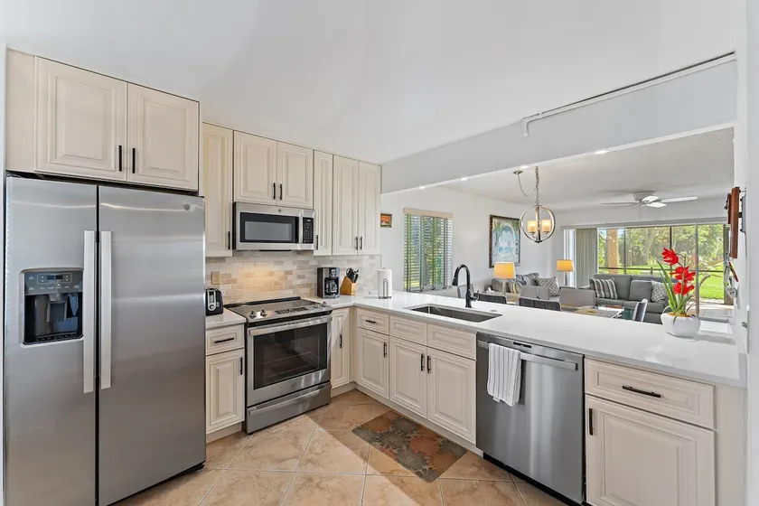 Spacious 2BR 2BA apartment close to the beach - Image 1