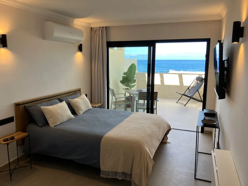 Penthouse on seafront with swimming pool - Image 1