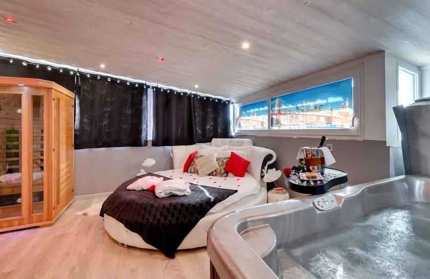 Brooklyn Suite with Jacuzzi and Private Sauna 392 - Image 1