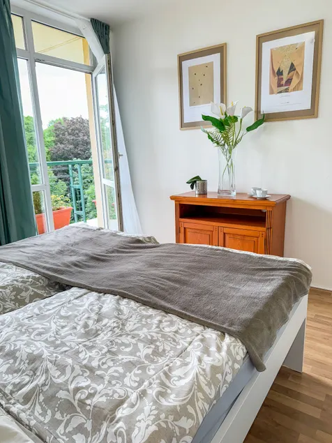 Sunny Flat with Terrace & Park View Near City Centre - Image 1
