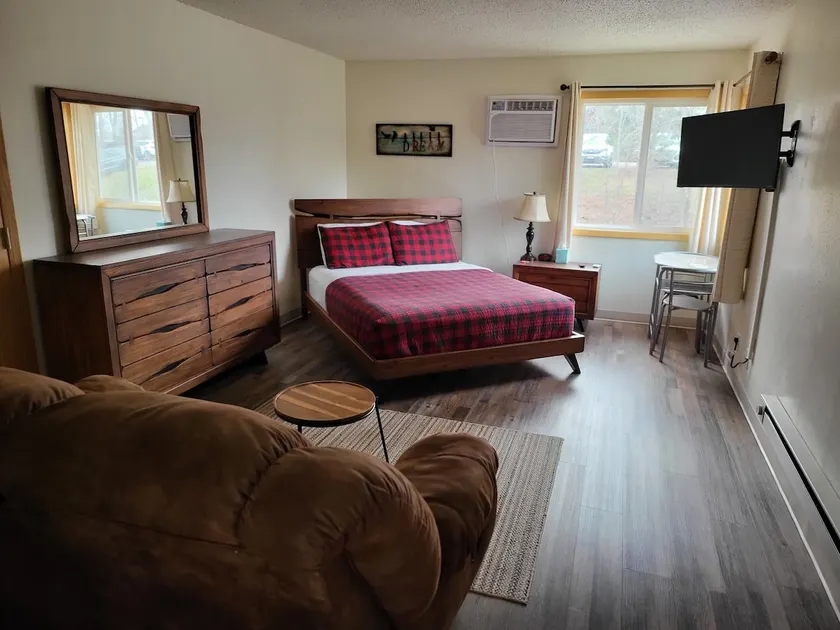 ”Escape to the Northwoods of Onalaska!” 6 - Image 1