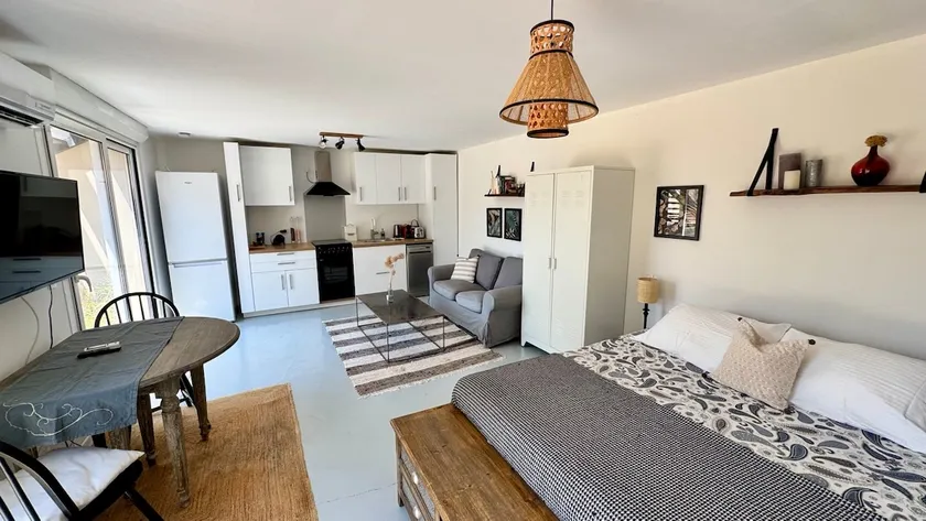 Pretty & confortable studio on private garden - Image 1