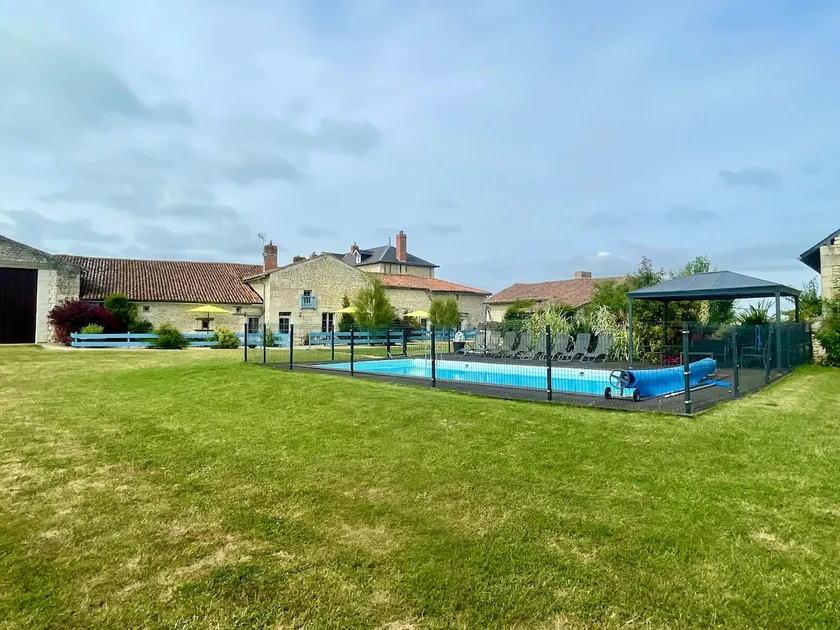 3 case recentemente rinnovate con piscina vicino a Richelieu - Image 1