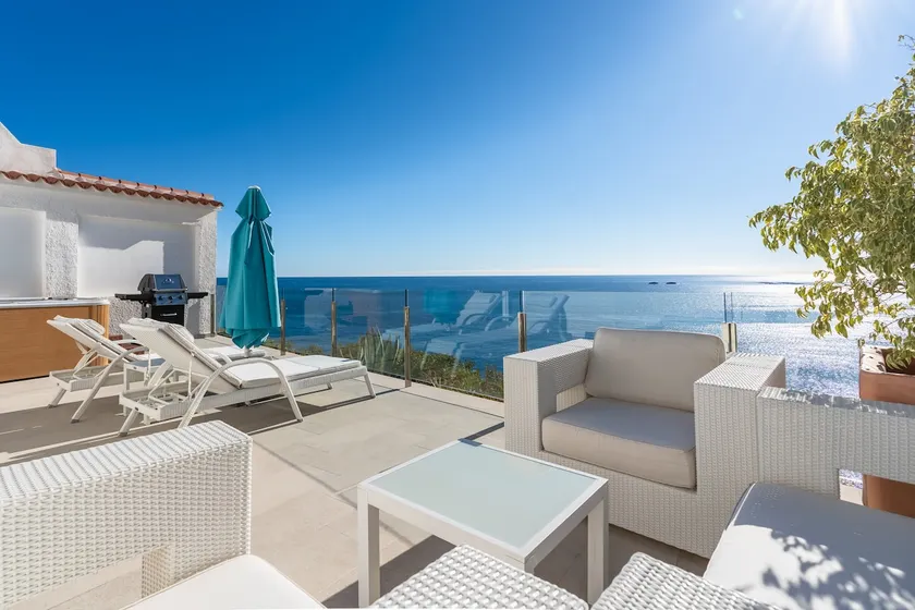 Bungalow on the first line of the Mediterranean Sea - Image 1