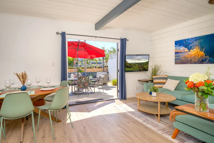 Near Bay w/ BBQ, Deck, A/C, Bikes, Beach Gear, Parking & Wi-Fi - Min to Beach! - Image 1