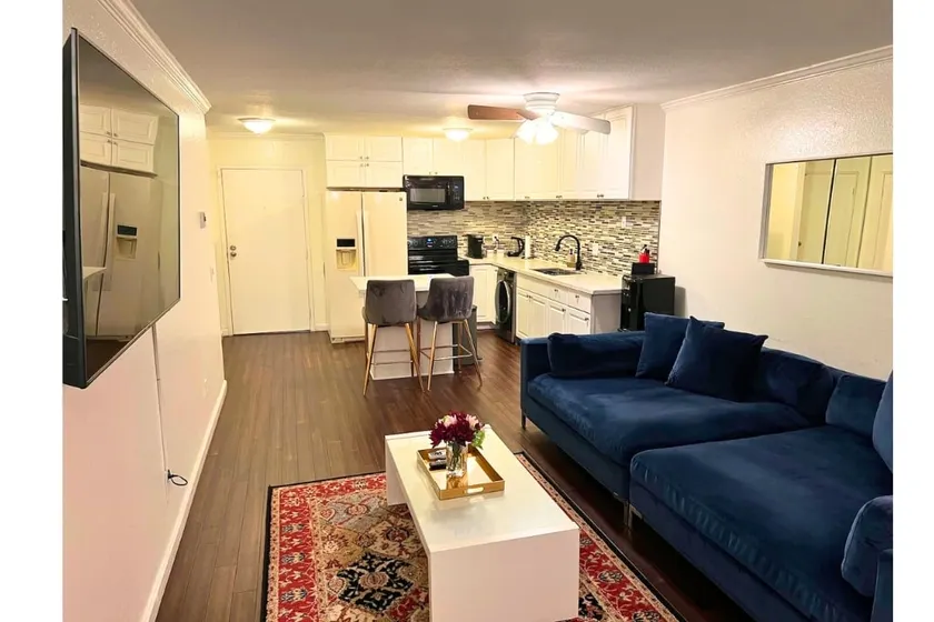 Cozy clean 1 bedroom centrally located by beaches - Image 1