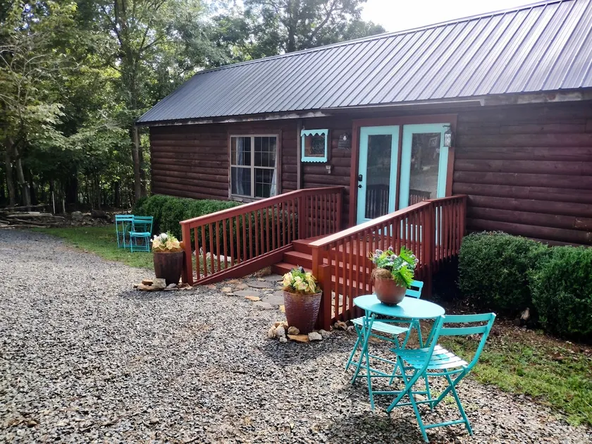 Little Log Cabin by the Lake - Image 1
