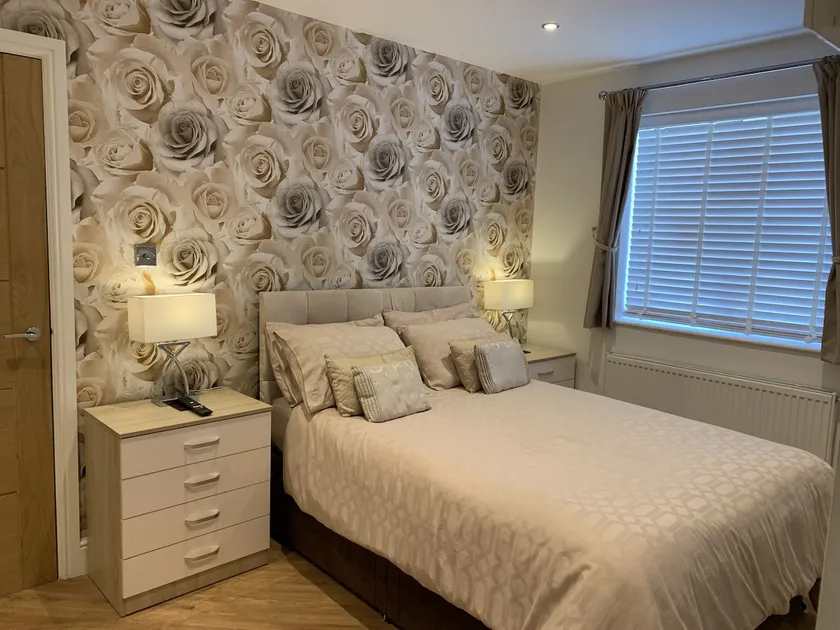 New Forest Barton-on-Sea cliff top, ground floor, garden apartment. 'Bayside'. - Image 1