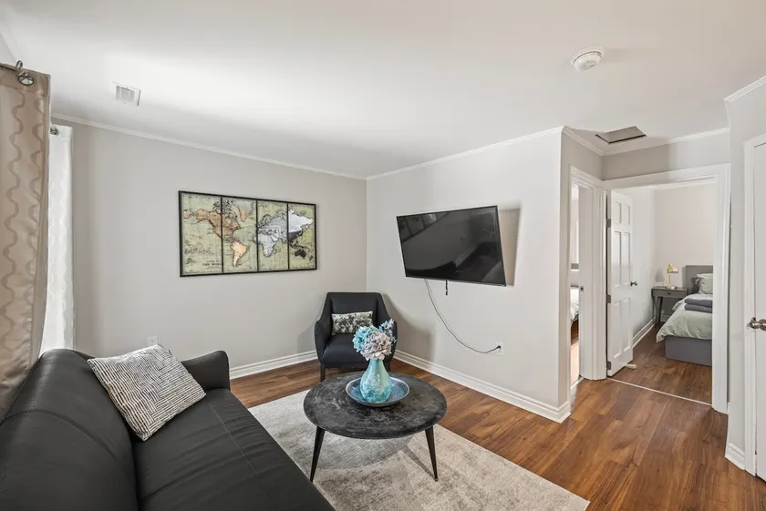 Kingston Getaway - Cosy Two Bedroom With Parking - Image 1