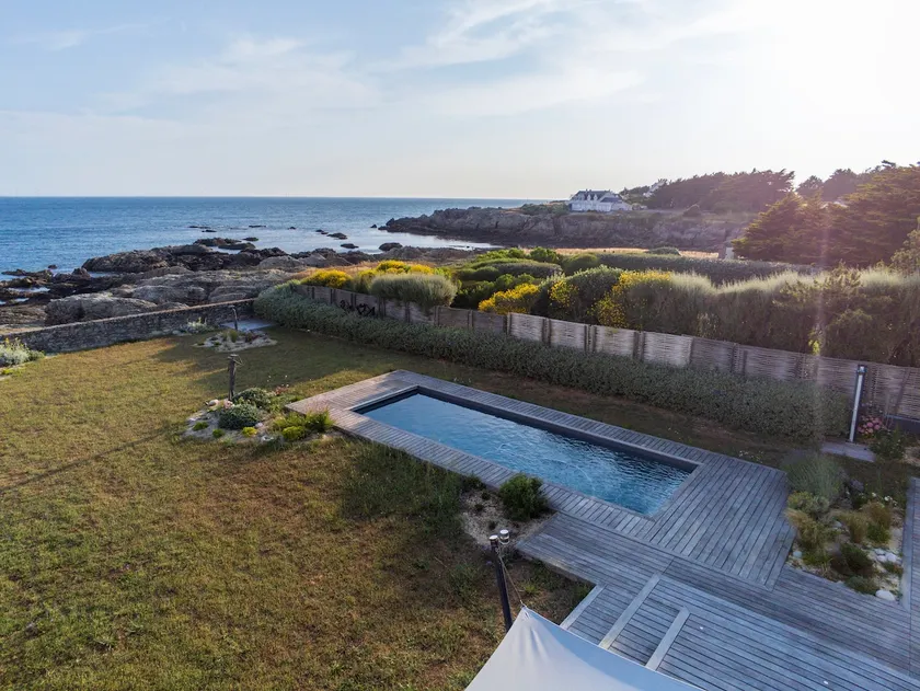 Exclusive oceanfront villa, serenity and design - Image 1