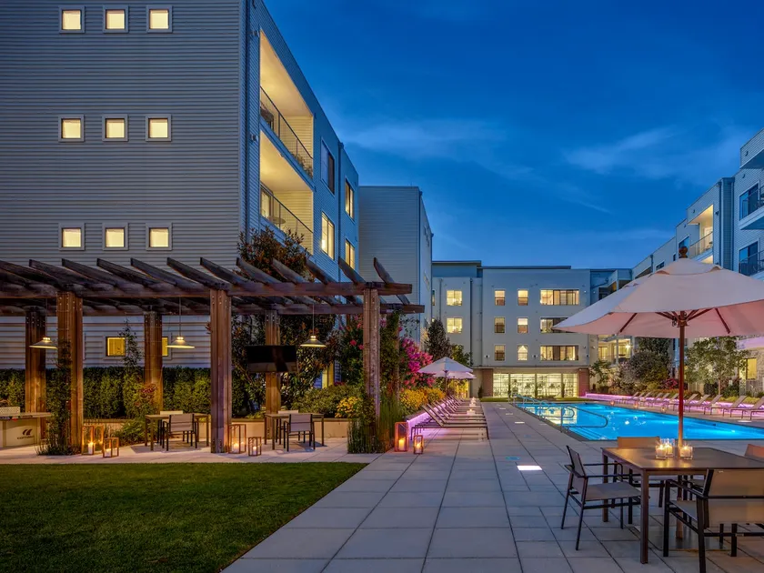 Lux 1 Bed | Steps to Train to NYC - Image 1