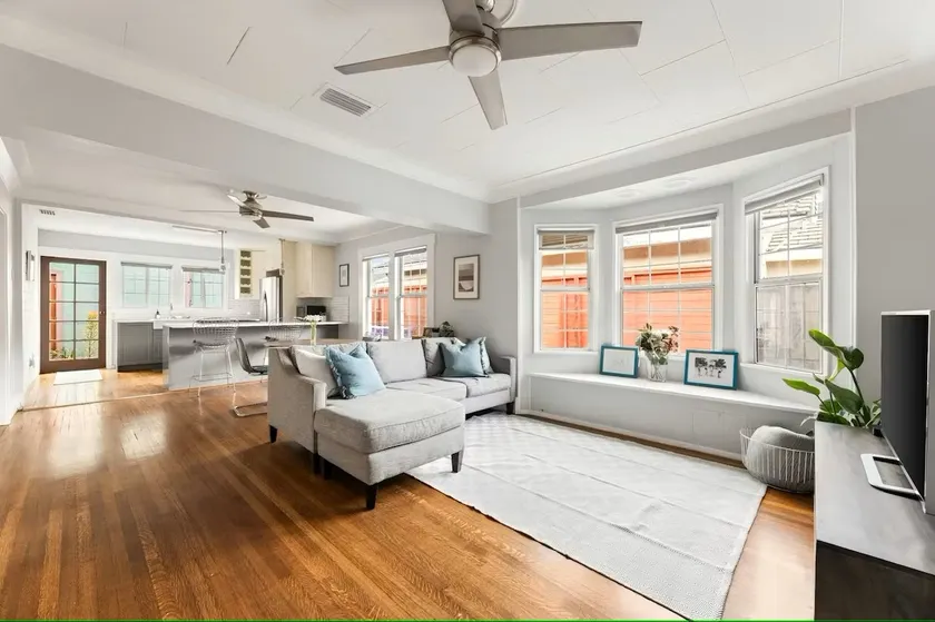 Quaint bungalow with parking/patio-walk to beach! - Image 1