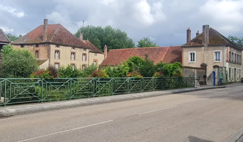 A Burgundian mill with pool, 1.5 hours from Paris - Image 1