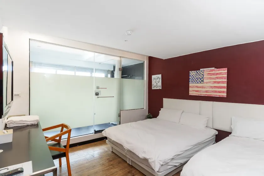 ”Aihe Riyang” Bright Lighting | River View Triple Room with Private Bathroom (Near Yanchengpu Station, Bus 2 Aihe) - Image 1